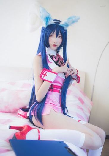 欧美明星红羽绒服街拍_4K在线观看高清