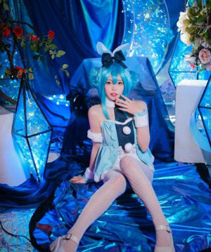 欧美打底衫服装展_完整无删减版