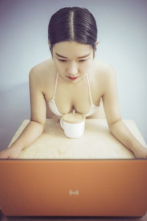 高清欧美时装秀视频_BD英语韩国电影在线观看